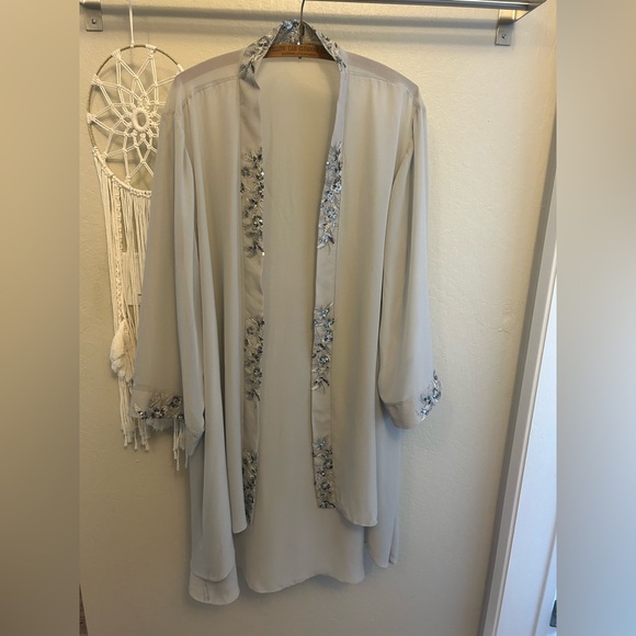 Zapaka Elegant Gray Embroidered Sheer Kimono - Picture 1 of 7